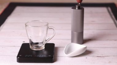Özel kahve karışımı bardakta servis ediliyor. 4k video
