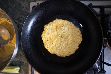 Mısır cachapas sanatsal hazırlık, tipik bir Venezuela yemeği. dokumeltal işlemler