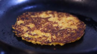 Mısır cachapas sanatsal hazırlık, tipik bir Venezuela yemeği. dokumeltal işlemler