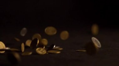 Düşen paralar arka planda yavaş çekimde