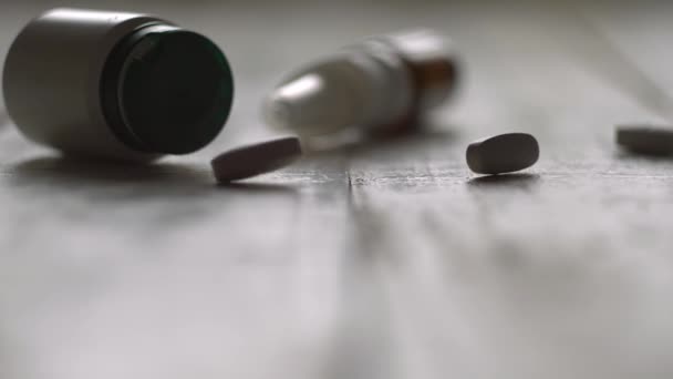 Comprimidos Que Caem Sobre Mesa Madeira Câmera Lenta Medicina Arrasto — Vídeo de Stock