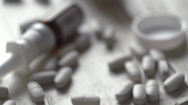 Masadaki hapların yakın plan çekimi - mosern uyuşturucu ve eczane bağımlılığı, ilaç endüstrisi konsepti 4k video