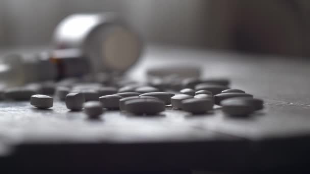 テーブルの上に錠剤の山のクローズアップショット 現代の薬や薬局中毒 製薬業界の概念4K映像 — ストック動画
