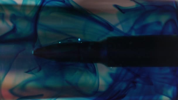 Μπλε Μελάνι Στο Νερό Γύρω Από Σφαίρα Μίξη Μπογιάς Στο — Αρχείο Βίντεο