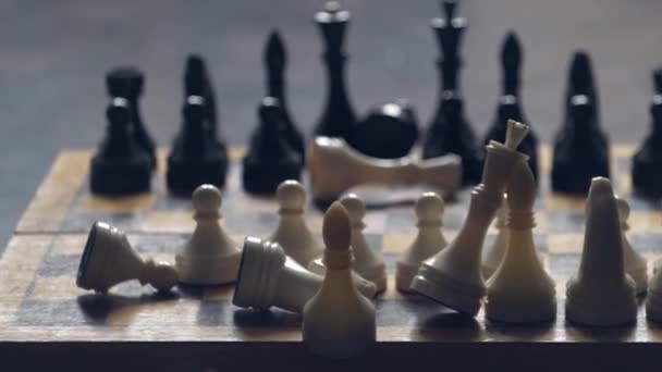 チェスの試合だ キングピースがボードに落下します 破壊のアイデア 戦争開発分析戦略計画 成功のためのリーダーとチームワークの概念 ビジネスソリューション 成功戦略 — ストック動画