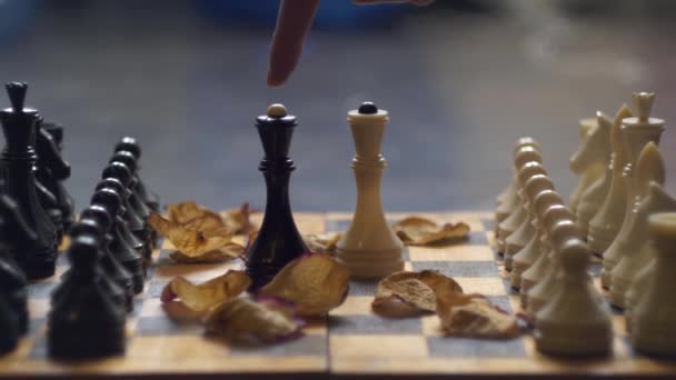 Шахматист Уходит Отставку Сбивая Своего Короля Рукой Игра Окончена Концепция — стоковое видео