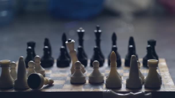 国际象棋比赛 国王皮士掉落到木板上 毁灭的想法 战争发展战略分析计划 领导与团队合作的成功构想 商业解决方案 成功策略 — 图库视频影像