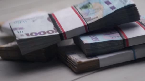 Verpakkingen Oekraïens Papiergeld Vallen Een Hoop — Stockvideo