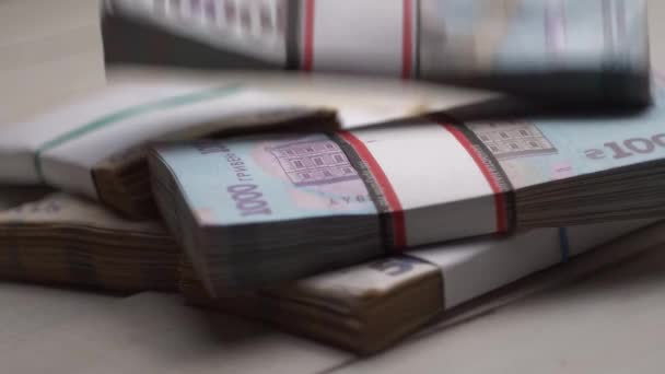 Balíčky Ukrajinských Papírových Peněz Padající Hromadu — Stock video