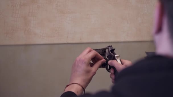 Ззаду Чоловік Кладе Кулю Пістолет Кладе Пістолет Голову Готовий Самогубства — стокове відео