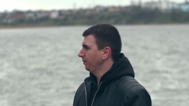 Een Jonge Man Die Naar Zeegolven Kijkt Ergens Aan Denkt — Stockvideo