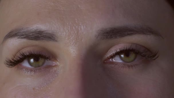 Close Womans Face Girl Opening Her Beautiful Green Eyes Attractive — Stock Video