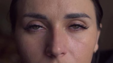 Kadın Suratı 'nın kapanışı, Güzel Yeşil Gözlerini açan Kız, Çekici Kız. Doğal Güzellik. Uzun kirpikleri olan muhteşem bir kadın. Yavaş çekim.