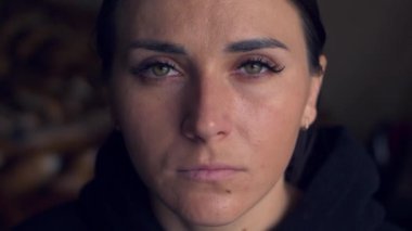 Georgeous Millennial Woman 'ın Portresi. Ciddi kız güzel yeşil gözlerini açar ve kameraya bakar. Yavaş Hareket HD videosu