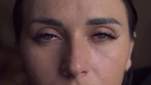 Крупный План Женское Лицо Девушка Открывает Свои Красивые Зеленые Глаза — стоковое видео
