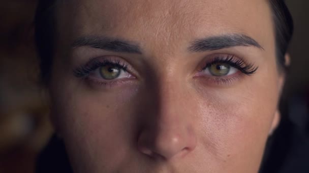 Närbild Slow Motion Gröna Ögon Ung Kvinna Flickan Öppnar Ögonen — Stockvideo