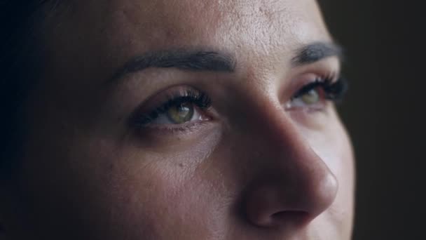 Кинематографическая Студия Женщина Открывает Зеленые Глаза Смотрит Вверх Эмоции Умиротворения — стоковое видео