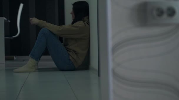 Gefrustreerde Persoon Die Vloer Zit Lijdt Aan Emotionele Pijn Depressieve — Stockvideo