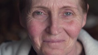 Kameraya bakan olgun orta yaşlı bekar kadın. Güzel bir yüz portresi olan sağlıklı, neşeli, yaşlı, emekli bir bayan.