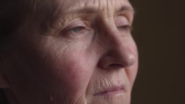 近视的高加索老年妇女睁开蓝绿色的眼睛 多愁善感的成熟女子的画像 — 图库视频影像