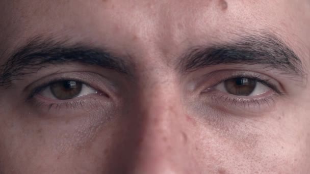 Крайне Крупным Планом Открываются Красивые Карие Глаза Молодого Человека Замедленной — стоковое видео