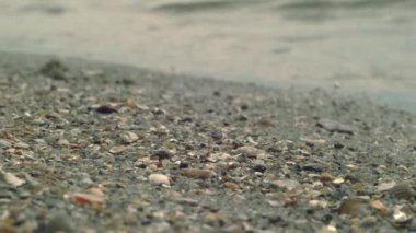 Kumun üzerinde küçük kayalar olan Rocky Nehri kıyısı üzerinde dalgaların aktığı yere yakın. Güzel deniz dalgaları. Kum ve inanılmaz nehir. Su dokusu. Sakin, meditasyon geçmişi. Üst Manzara. Doğal Arkaplan
