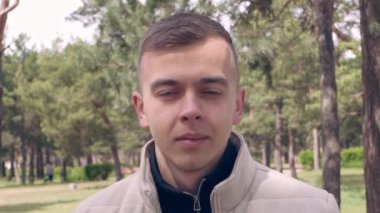 Dışarıdaki çekici adamın portresini yakından çek. Kafasından vurulmuş. Parktaki yetişkin çocuk.