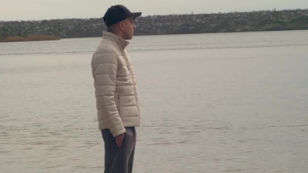 Uomo Sta Sulla Spiaggia Guardando Distanza Attraente Pensiero Ragazzo Pensiero — Video Stock