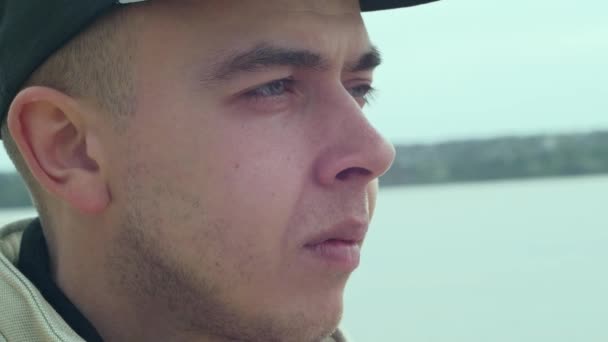 Närbild Porträtt Stilig Ung Man Ser Tankeväckande Lyhörd Havet Bakgrund — Stockvideo
