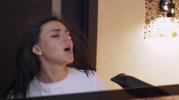 Atractiva Mujer Cantando Baño Frente Espejo Con Secador Pelo — Vídeo de stock