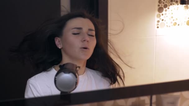 Ελκυστική Γυναίκα Που Τραγουδάει Στο Μπάνιο Μπροστά Από Έναν Καθρέφτη — Αρχείο Βίντεο
