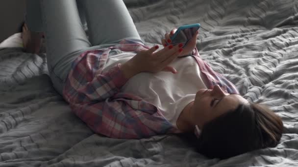 Ung Söt Kaukasisk Kvinna Med Smartphone Liggande Soffan Hemma Flicka — Stockvideo