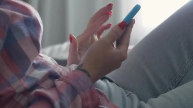 Kadın elleri dokunmatik ekranda cep telefonu mesajı yazıyor. Akıllı telefon ve internet sitesini veya sosyal medyayı tutan kadınların ellerini kapat