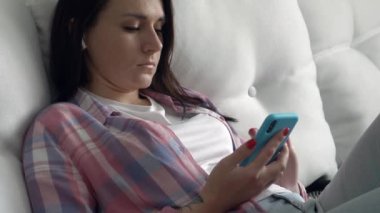 4K yakın plan genç kadın akıllı telefon, kablosuz ağ bağlantı sinyali, bilgi arama, sağlık sorunları, akıllı telefon kullanıcısını kapat, mobil uygulama, sosyal medya iletişimi