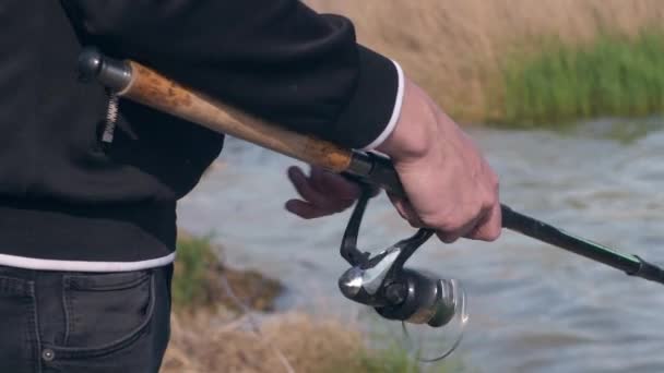 Закройте Руки Рыбака Держите Удочку Рыбак Рыбачит Берегу Человек Крутящий — стоковое видео
