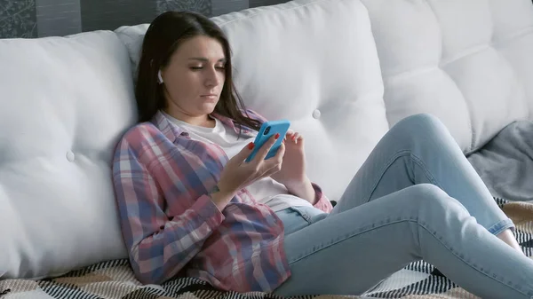 밀레니엄 코카서스 소녀는 집에서 스마트폰을 미디어를 합니다 여자가 휴대폰 사용하여 — 스톡 사진