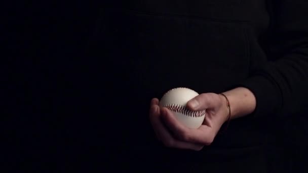 Mannelijke Handen Gooien Van Een Honkbal Een Zwarte Achtergrond Studio — Stockvideo