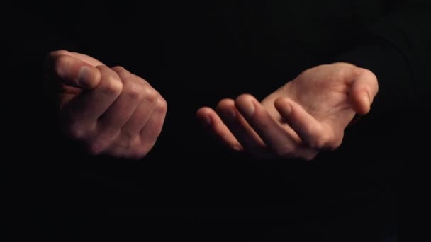 スタジオショット男性の手は黒の背景に隔離された青い錠剤を示しています 正しい選択をするという概念 シネマティック4K映像 — ストック動画