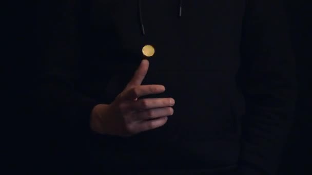 Zeitlupe Wirft Die Hand Eine Münze Köpfe Oder Schwänze Wählen — Stockvideo