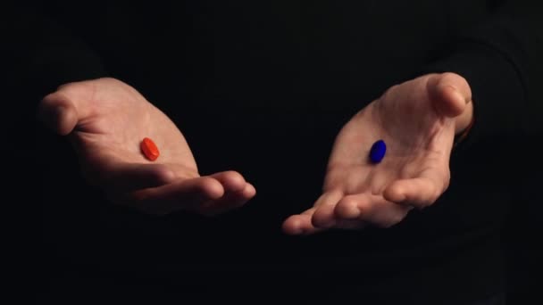 Röda Och Blå Piller Manlig Hand Isolerad Svart Bakgrund Studio — Stockvideo