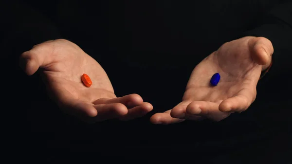 Studioaufnahmen Männlicher Hände Zeigen Rote Pille Und Blaue Pille Isoliert lizenzfreie Stockbilder