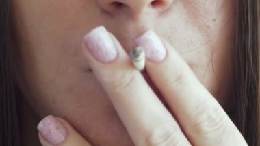 Sigara içen beyaz bir kadın. Kapalı kadın dudakları sigara dumanı soluyor
