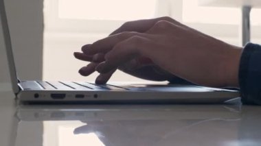 İş kadını profesyonel kullanıcı ellerinin dizüstü bilgisayarda klavye kullanarak bilgisayar başında oturması bilgisayar yazılımları uygulamaları teknoloji konseptiyle online çalışması, yan görünümü kapatması.