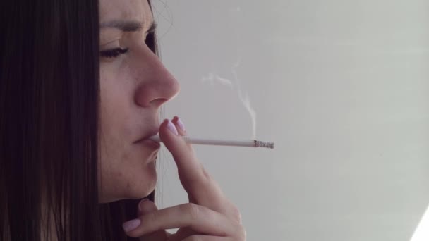 Νεαρή Λευκή Γυναίκα Καπνίζει Ένα Τσιγάρο Κοντινό Πλάνο — Αρχείο Βίντεο