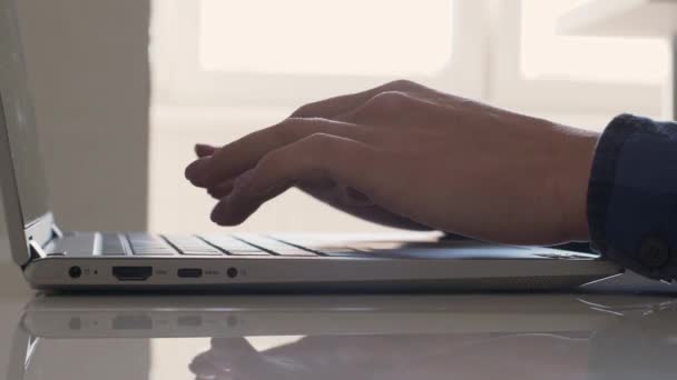 Γυναικεία Χέρια Επαγγελματία Εργαζόμενη Επιχειρηματίας Χρησιμοποιώντας Πληκτρολόγηση Φορητό Υπολογιστή Πληκτρολόγιο — Αρχείο Βίντεο