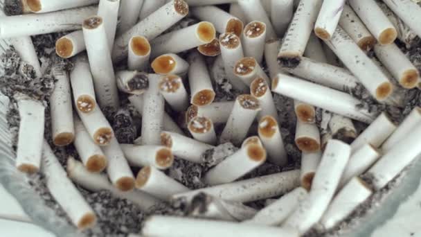 Zigarettenstummel Aschenbecher Drehen Sich Auf Dem Tisch Großaufnahme — Stockvideo