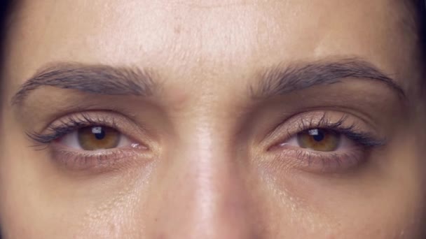Gözlerini Açan Çok Irklı Bir Kadının Yakın Çekimi Makro Görüntü — Stok video