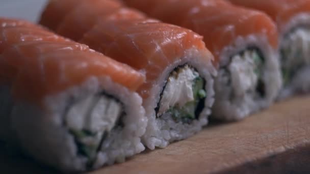 Bucătărie Tradițională Japoneză Rulouri Sushi Pește Somon Servit Placă Lemn — Videoclip de stoc