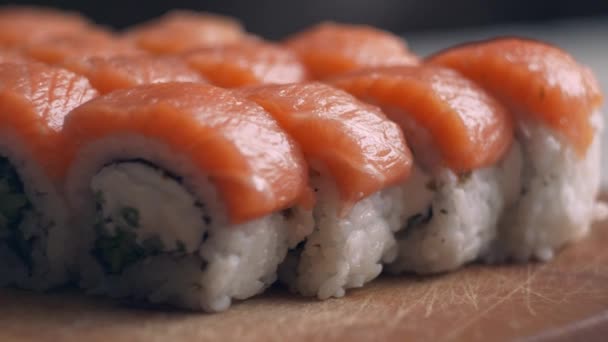 Cozinha Tradicional Japonesa Rolos Sushi Com Peixe Salmão Servido Tábua — Vídeo de Stock