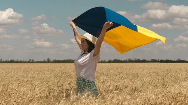 Ukraynalı Vatansever Kadın Buğday Tarlasında Duruyor Elinde Ukrayna Nın Mavi — Stok fotoğraf